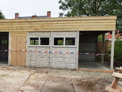 Hout systeembouw en of met betonnen staanders bekleed met hout !