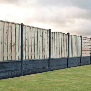 Schutting in Rots Motief Systeembeton hout combinatie en dubbelzijdig beton structuur 2022 - 