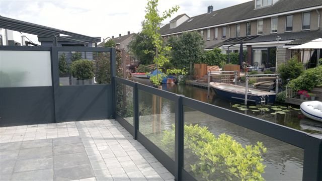 fabriek Gelijkenis rechtop Aluminium schutting met helder veiligheidsglas | SBNBouw.nl