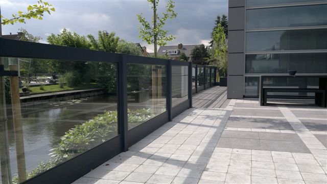 Bewust Senator Catena Aluminium schutting met helder veiligheidsglas | SBNBouw.nl