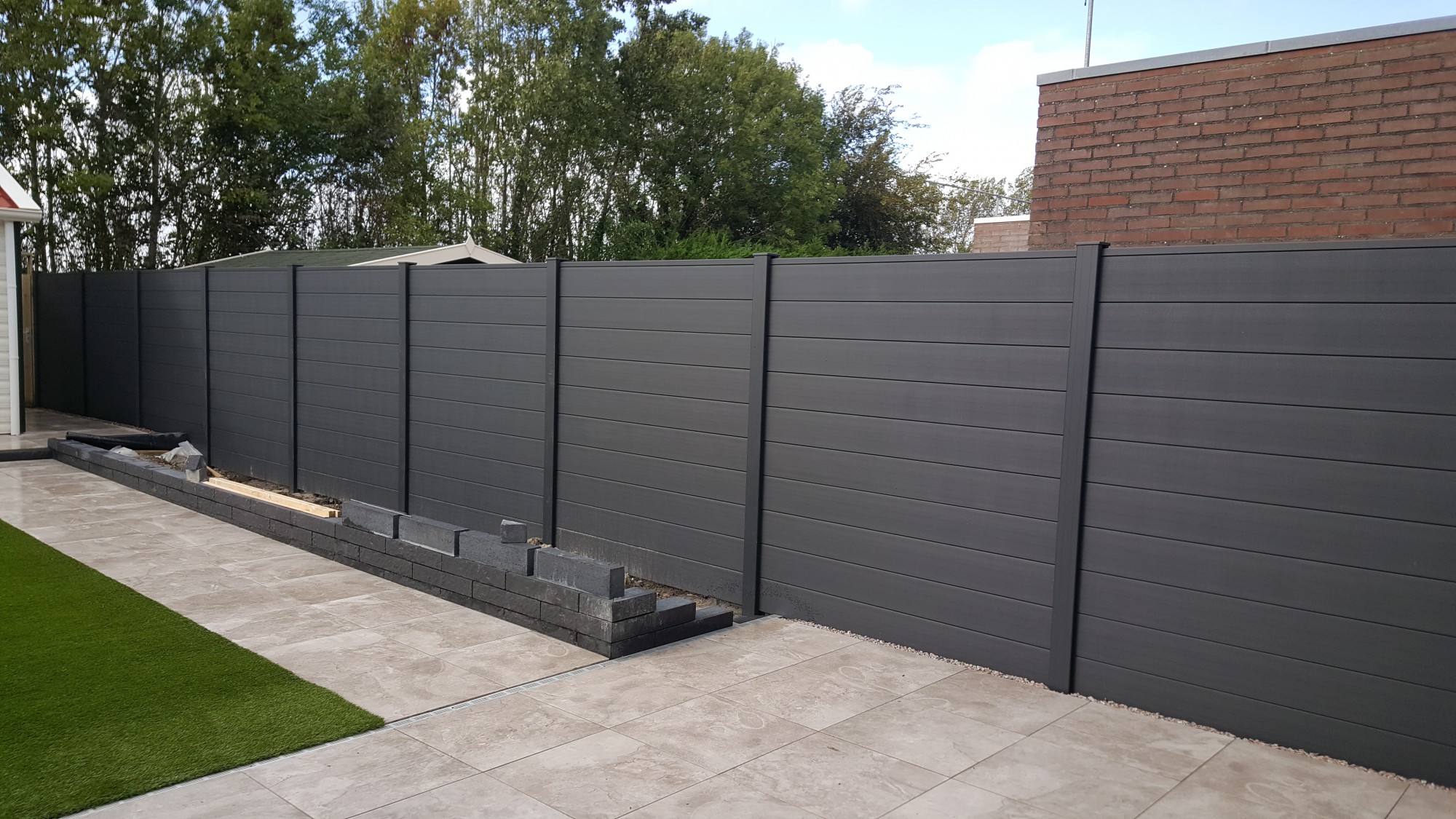 Aluminium kunststof combinatie schutting antraciet grijs grijs | SBNBouw.nl