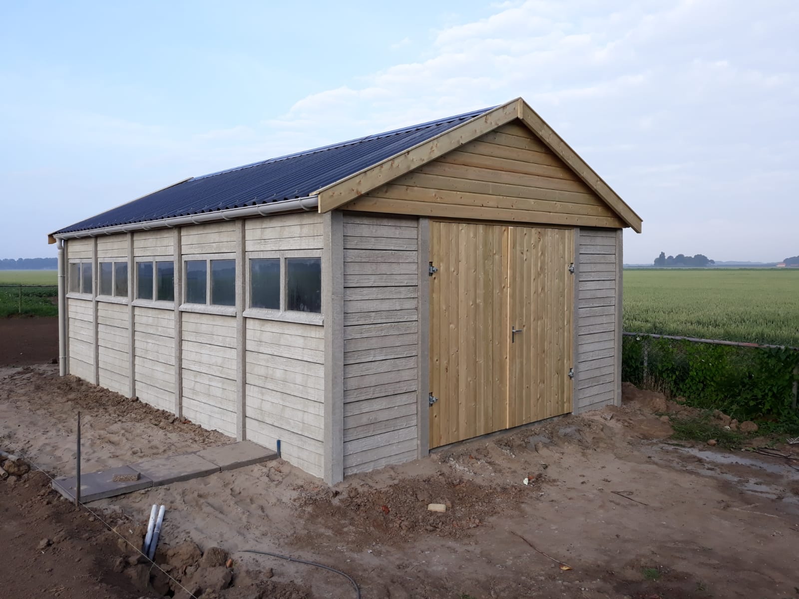 Afhankelijkheid Gaan Uitleg Betongarage in grijs steen of hout motief | SBNBouw.nl